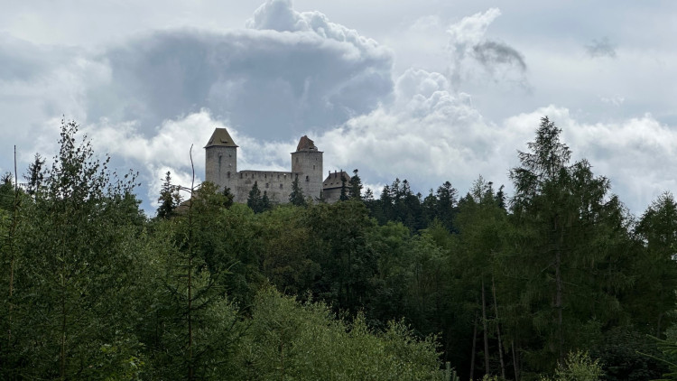 Výhled na Kašperk cestou na Sedlo