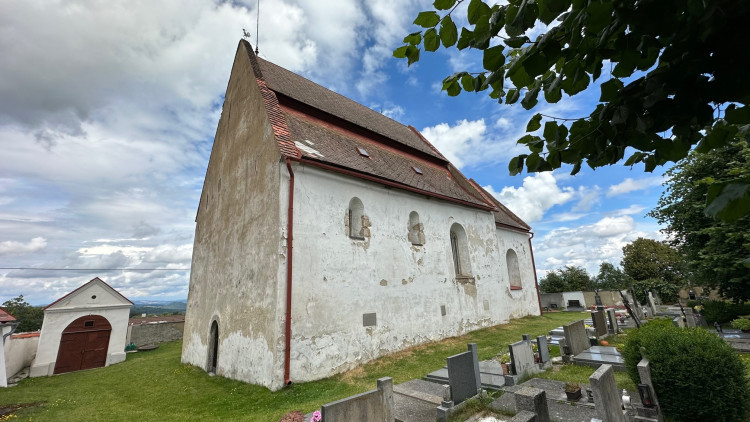 Nejstarší šumavský kostel v Albrechticích