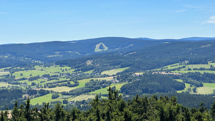 Výhled z rozhledny na Javorníku na lyžařský areál Zadov