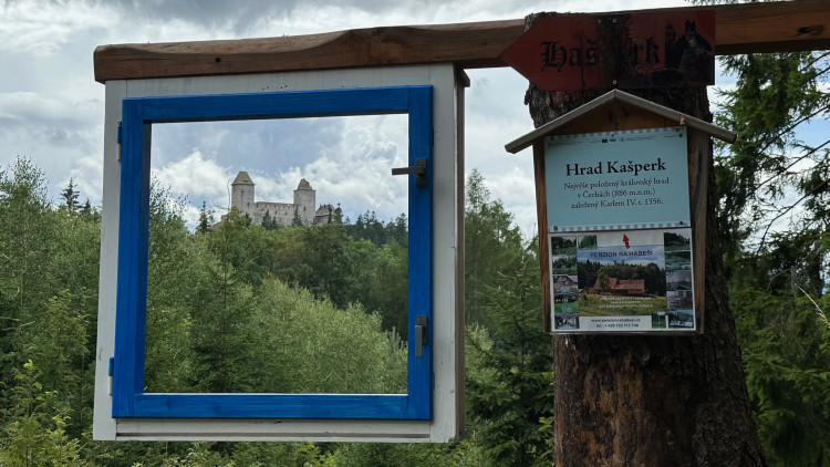 Výhled na Kašperk cestou na Sedlo