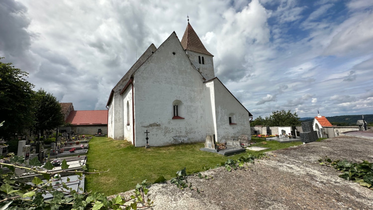 Nejstarší šumavský kostel v Albrechticích