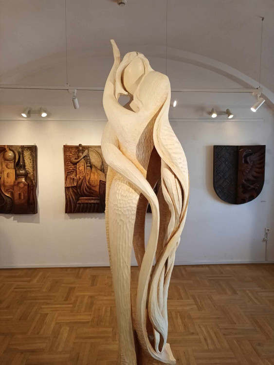 FOTOGALERIE: Výstava dřevěných plastik Miroslava Srostlíka je ve Špalíčku