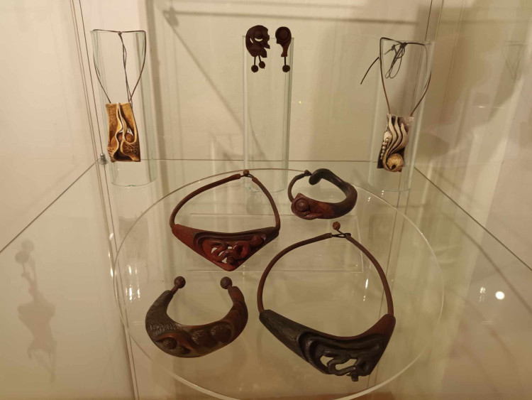 FOTOGALERIE: Výstava dřevěných plastik Miroslava Srostlíka je ve Špalíčku