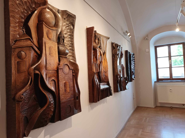 FOTOGALERIE: Výstava dřevěných plastik Miroslava Srostlíka je ve Špalíčku