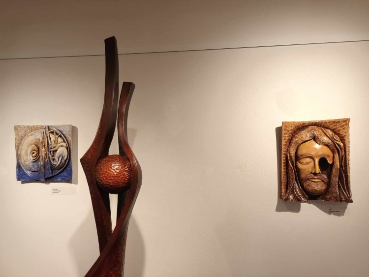 FOTOGALERIE: Výstava dřevěných plastik Miroslava Srostlíka je ve Špalíčku