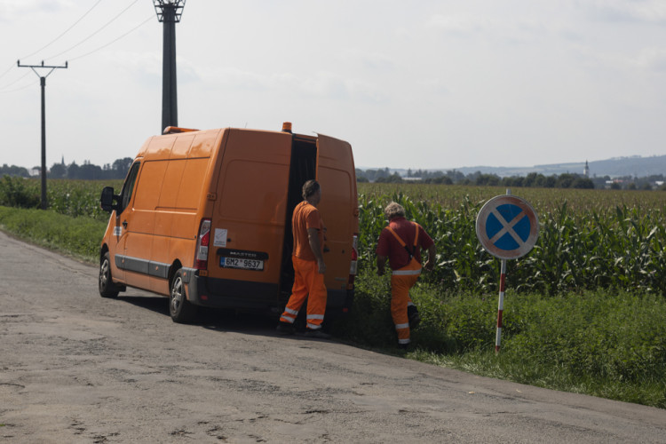 FOTOGALERIE: Samosběr ve Vojnicích lákal davy. Dopravu musela řídit policie