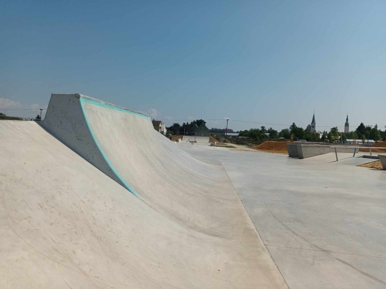 FOTOGALERIE: Moderní skatepark v Litovli je před dokončením