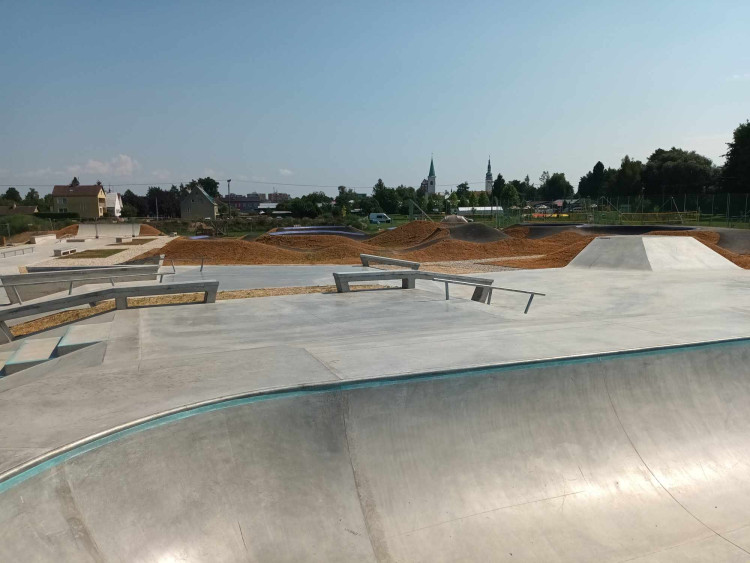 FOTOGALERIE: Moderní skatepark v Litovli je před dokončením