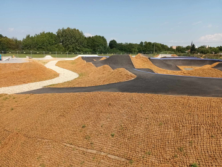 FOTOGALERIE: Moderní skatepark v Litovli je před dokončením
