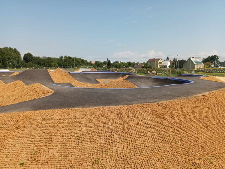 FOTOGALERIE: Moderní skatepark v Litovli je před dokončením