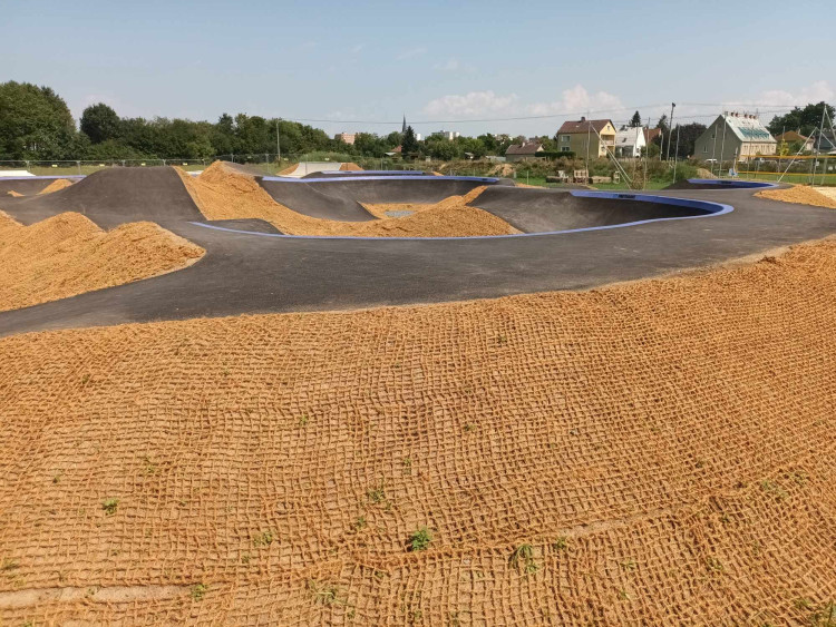 FOTOGALERIE: Moderní skatepark v Litovli je před dokončením