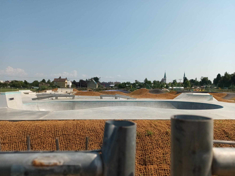 FOTOGALERIE: Moderní skatepark v Litovli je před dokončením