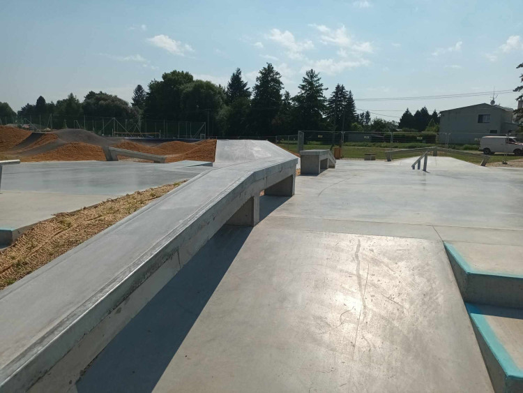 FOTOGALERIE: Moderní skatepark v Litovli je před dokončením