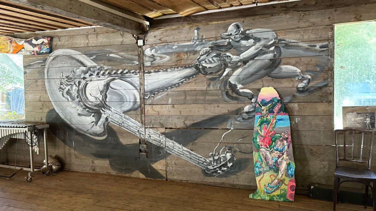 Unikátní je i objekt s občerstvením, který slouží jako malá galerie