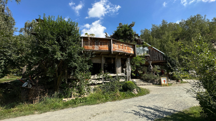 Unikátní je i objekt s občerstvením, který slouží jako malá galerie