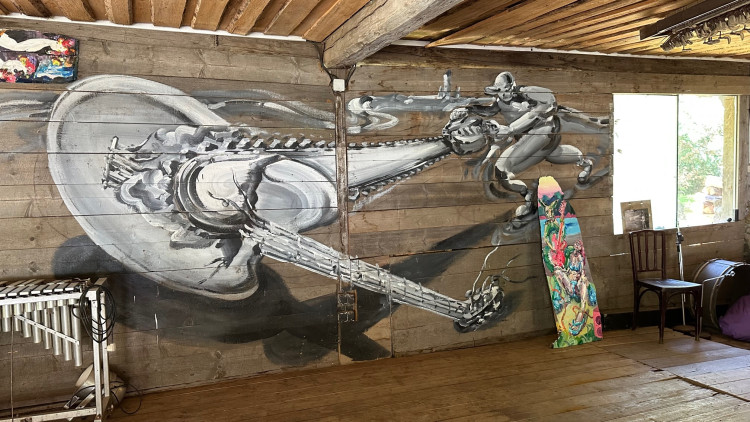 Unikátní je i objekt s občerstvením, který slouží jako malá galerie