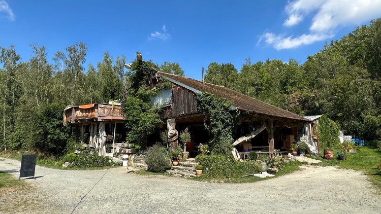 Unikátní je i objekt s občerstvením, který slouží jako malá galerie