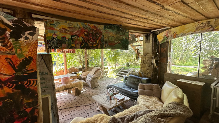 Unikátní je i objekt s občerstvením, který slouží jako malá galerie