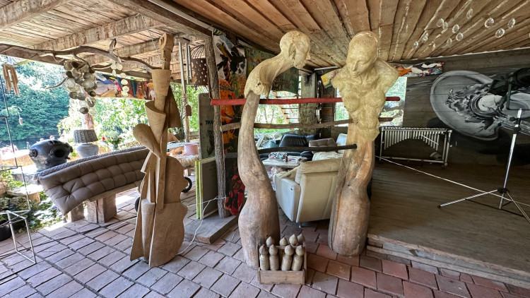 Unikátní je i objekt s občerstvením, který slouží jako malá galerie