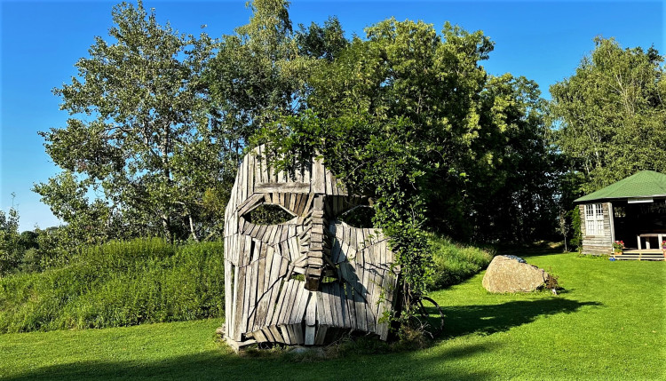 Další tajemná hlava