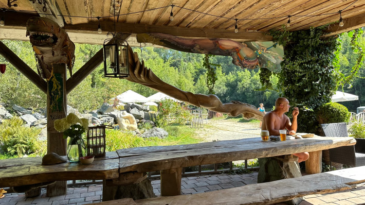 Unikátní je i objekt s občerstvením, který slouží jako malá galerie