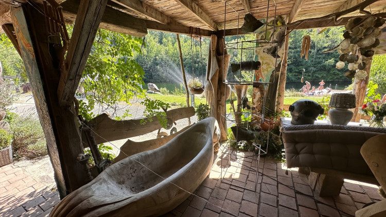 Unikátní je i objekt s občerstvením, který slouží jako malá galerie