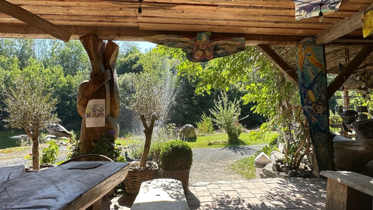 Unikátní je i objekt s občerstvením, který slouží jako malá galerie