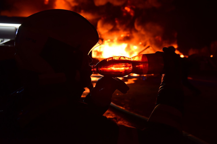 Požár skládky pražců poblíž elektrárny v Tisové