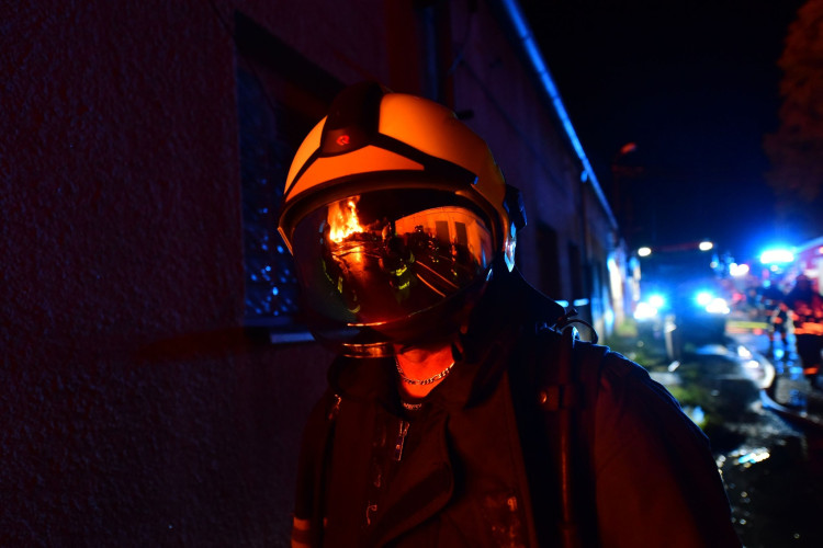 Požár skládky pražců poblíž elektrárny v Tisové