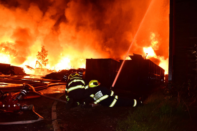 Požár skládky pražců poblíž elektrárny v Tisové