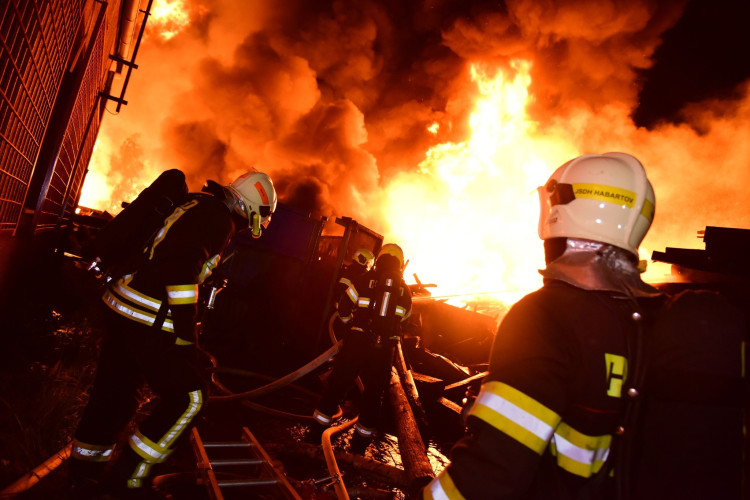 Požár skládky pražců poblíž elektrárny v Tisové
