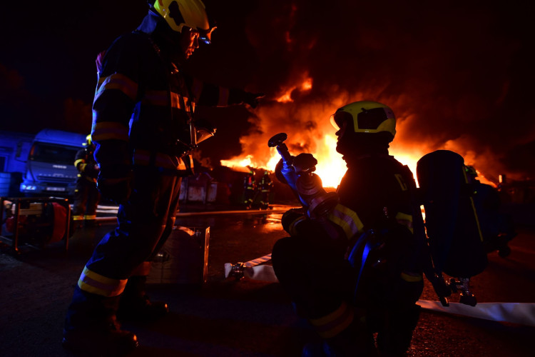 Požár skládky pražců poblíž elektrárny v Tisové