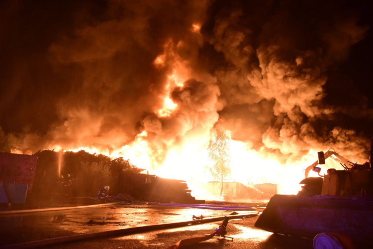 Požár skládky pražců poblíž elektrárny v Tisové