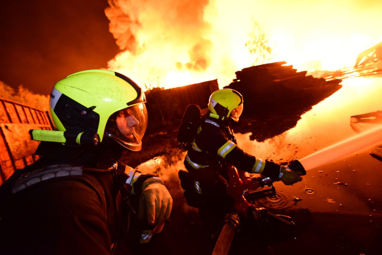 Požár skládky pražců poblíž elektrárny v Tisové