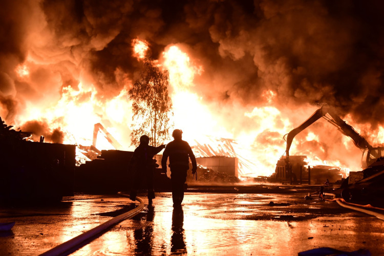 Požár skládky pražců poblíž elektrárny v Tisové