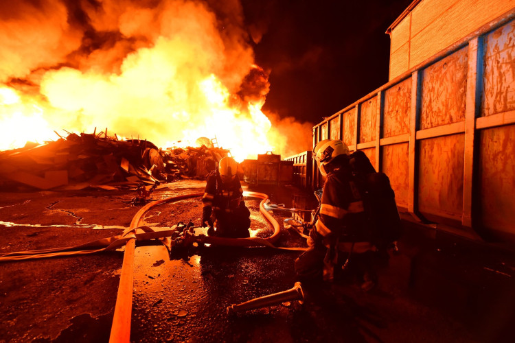 Požár skládky pražců poblíž elektrárny v Tisové