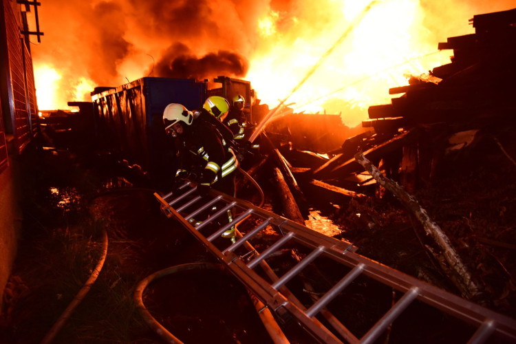 Požár skládky pražců poblíž elektrárny v Tisové