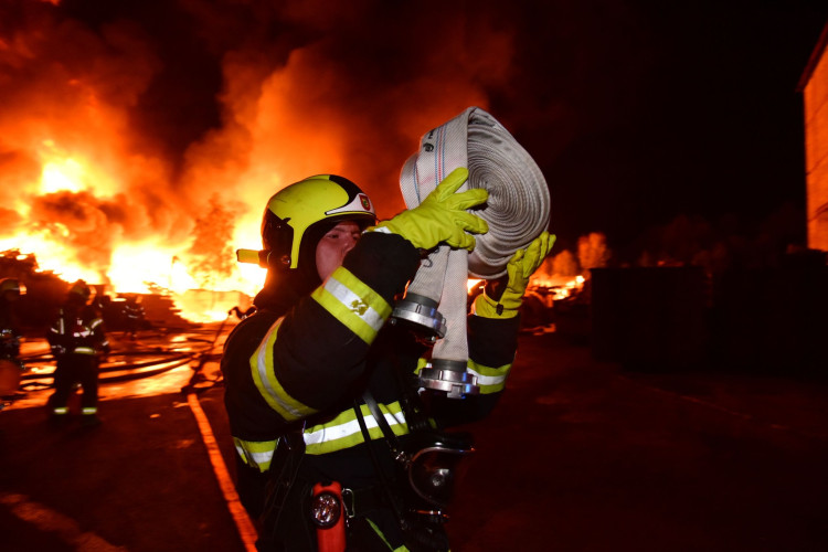 Požár skládky pražců poblíž elektrárny v Tisové