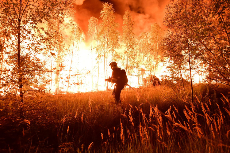 Požár skládky pražců poblíž elektrárny v Tisové