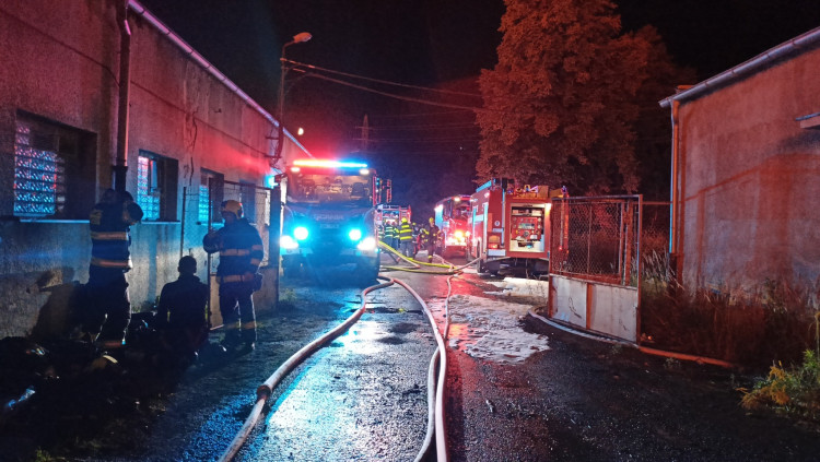 Požár skládky pražců poblíž elektrárny v Tisové