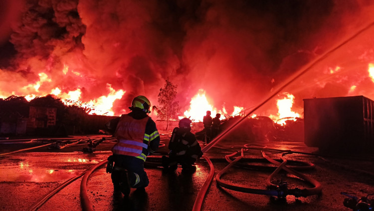 Požár skládky pražců poblíž elektrárny v Tisové