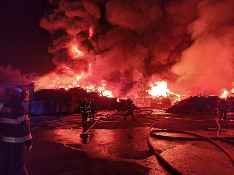 Požár skládky pražců poblíž elektrárny v Tisové