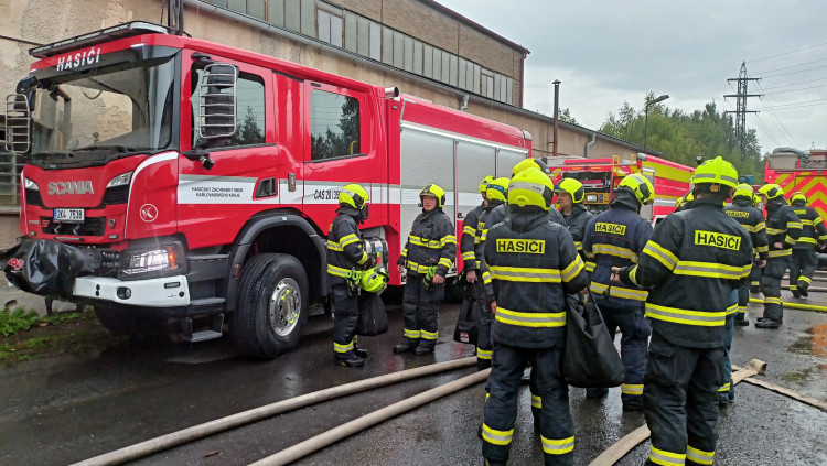 Požár skládky pražců poblíž Elektrárny Tisová na Sokolovsku