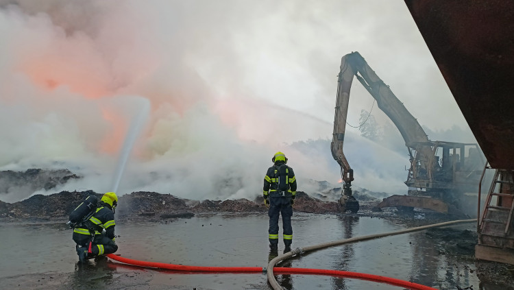 Požár skládky pražců poblíž Elektrárny Tisová na Sokolovsku