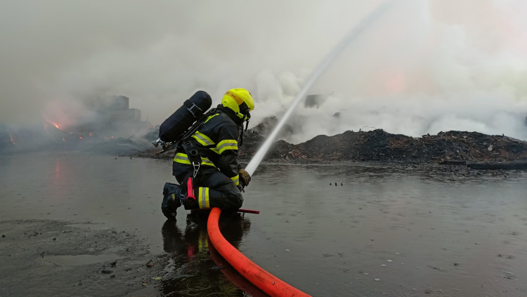 Požár skládky pražců poblíž Elektrárny Tisová na Sokolovsku