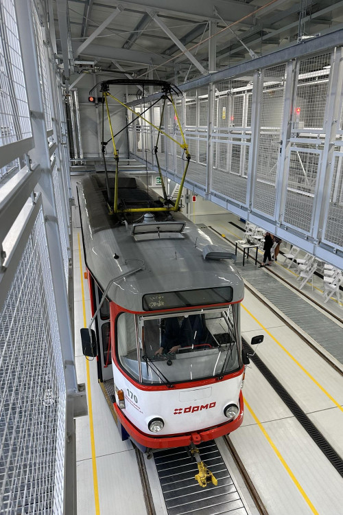 FOTOGALERIE: Stometrová hala pro tramvaje v Olomouci chrání vozy před počasím i vandaly