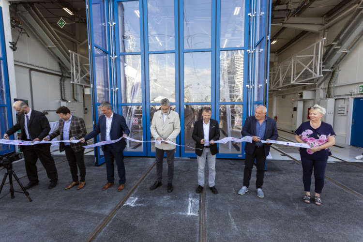 FOTOGALERIE: Stometrová hala pro tramvaje v Olomouci chrání vozy před počasím i vandaly