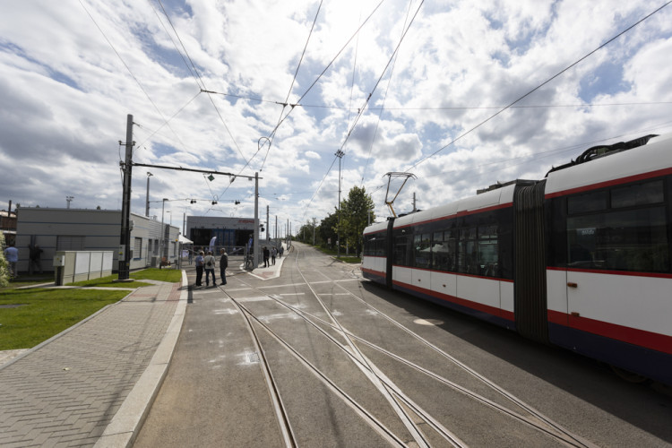 FOTOGALERIE: Stometrová hala pro tramvaje v Olomouci chrání vozy před počasím i vandaly