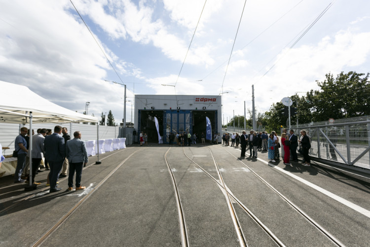 FOTOGALERIE: Stometrová hala pro tramvaje v Olomouci chrání vozy před počasím i vandaly