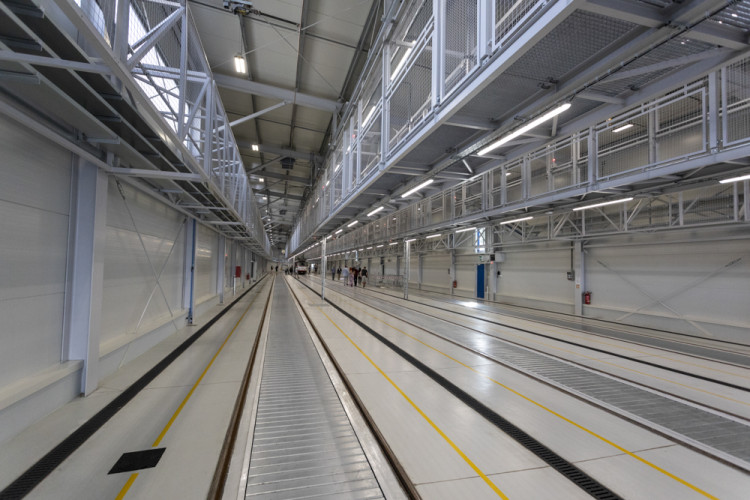 FOTOGALERIE: Stometrová hala pro tramvaje v Olomouci chrání vozy před počasím i vandaly